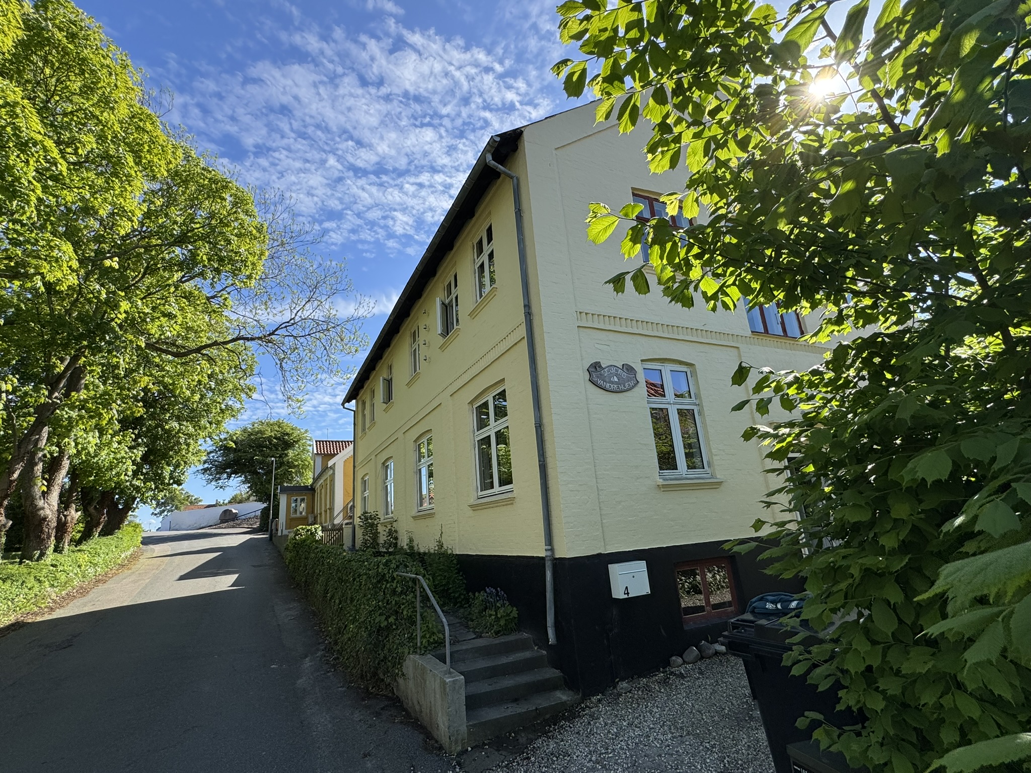 Vandrehjemmets facade og indgang